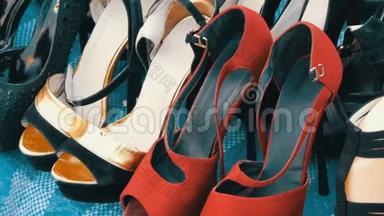 泰国芭堤雅-2017年12月16日：许多二手鞋在<strong>跳蚤</strong>市场在泰国。 人们选择东西的时候